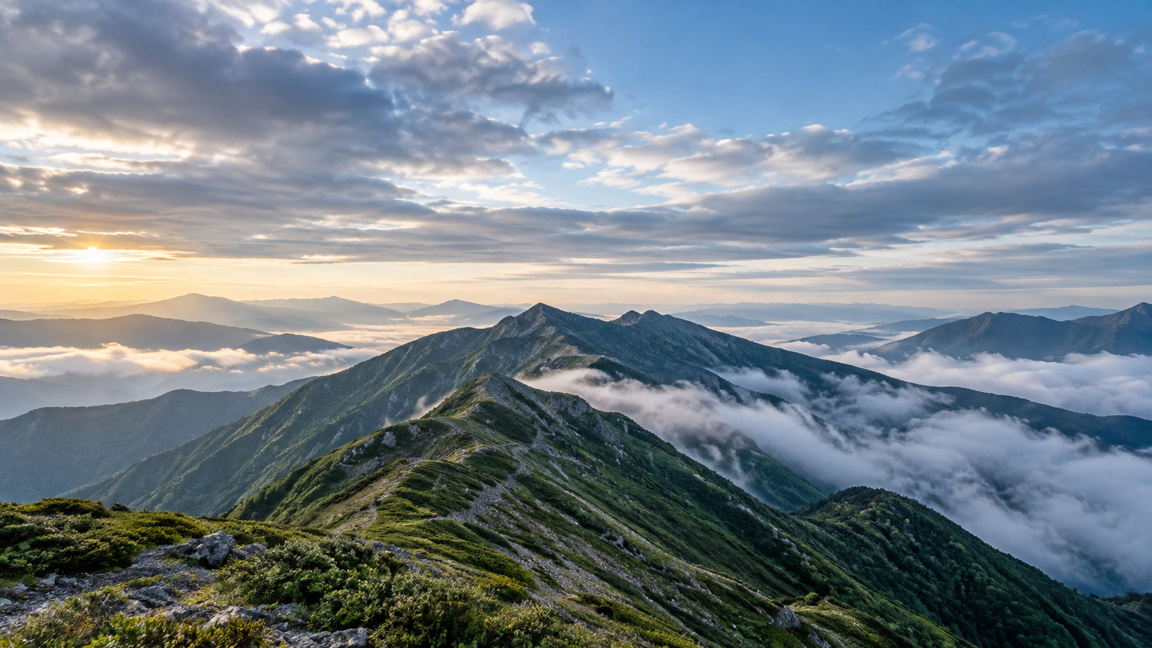 山の稜線と雲の動きを捉えた山岳天気のイメージ